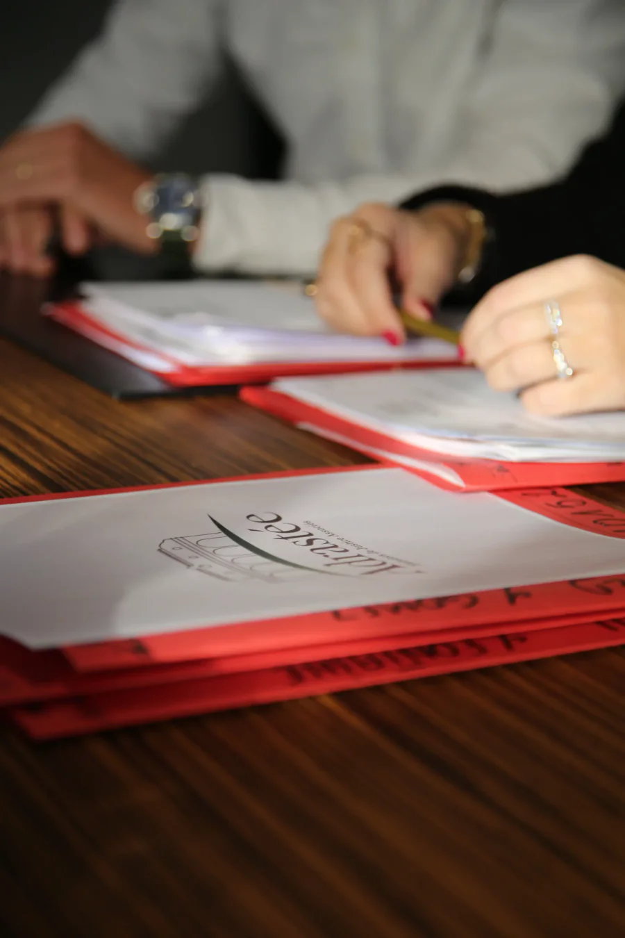 Huissier de justice supervisant un tirage au sort